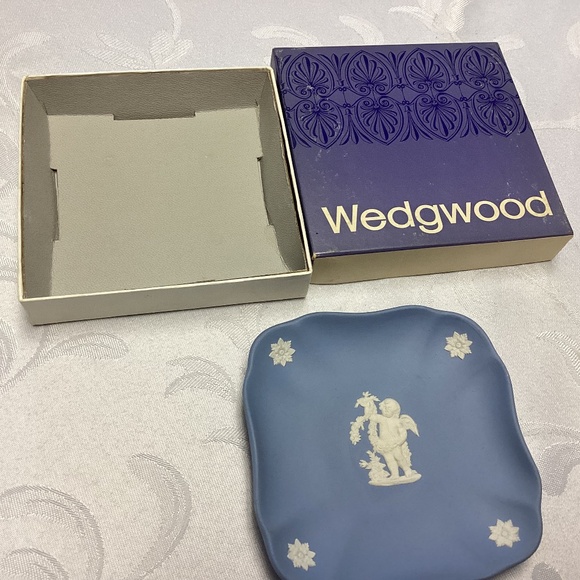 Wedgewood Jasperware White on Blue Trinket Dish BOXED. VINTAGE - Picture 1 of 5